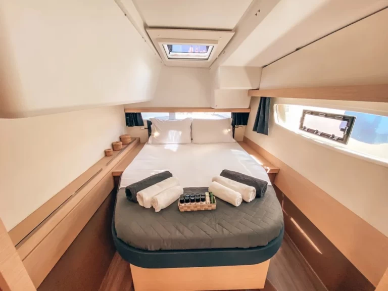 Wynajem Katamaran Fountaine Pajot z patentem 