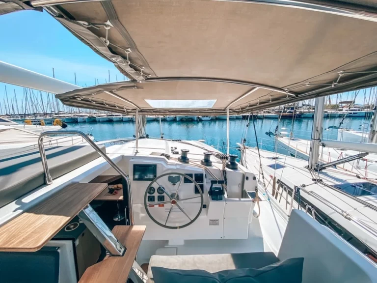 Fountaine Pajot Lucia 40 między profesjonalistami a osobami prywatnymi w Pula