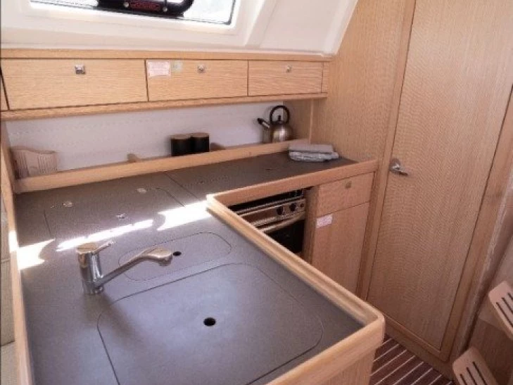 Wynajem Żaglowiec Bavaria z patentem 