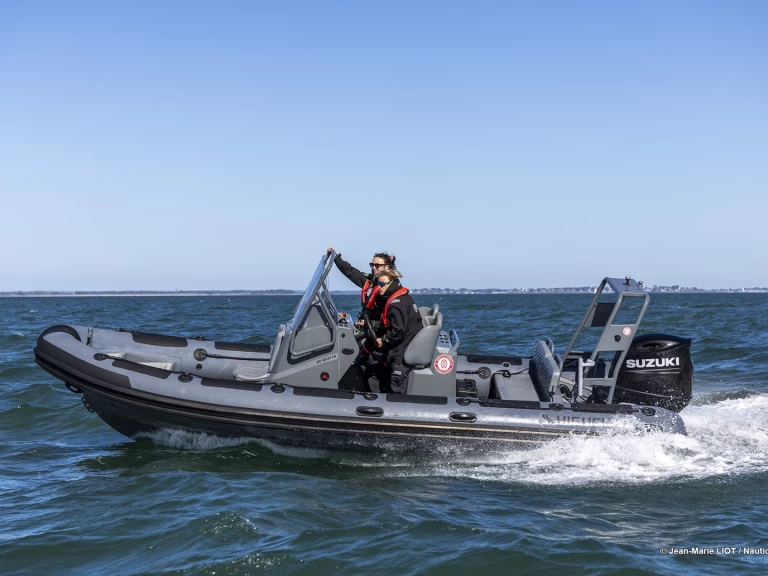 Łódż półsztywna do wynajmu w La Trinité-sur-Mer w najlepszej cenie