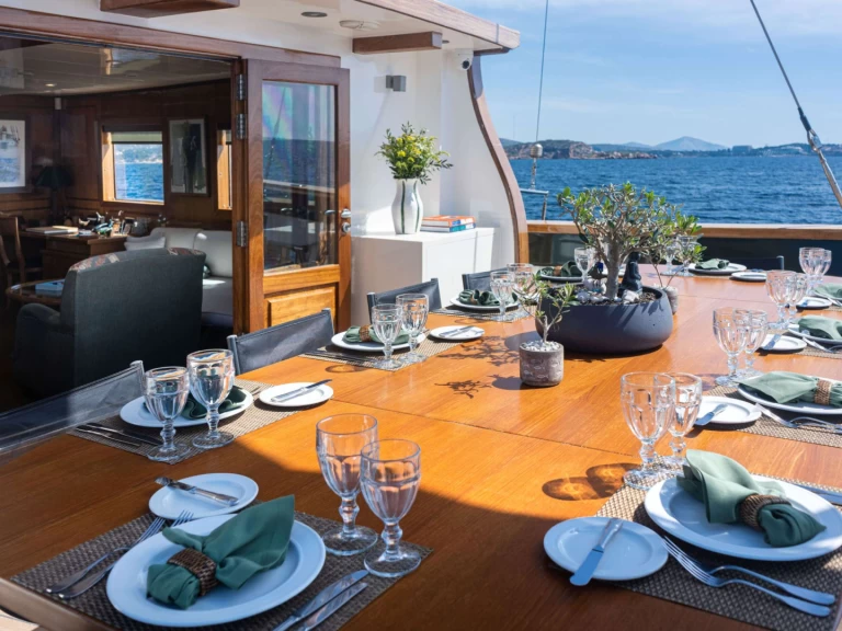 Luksusowy jacht do wynajmu w Nea Peramos w najlepszej cenie