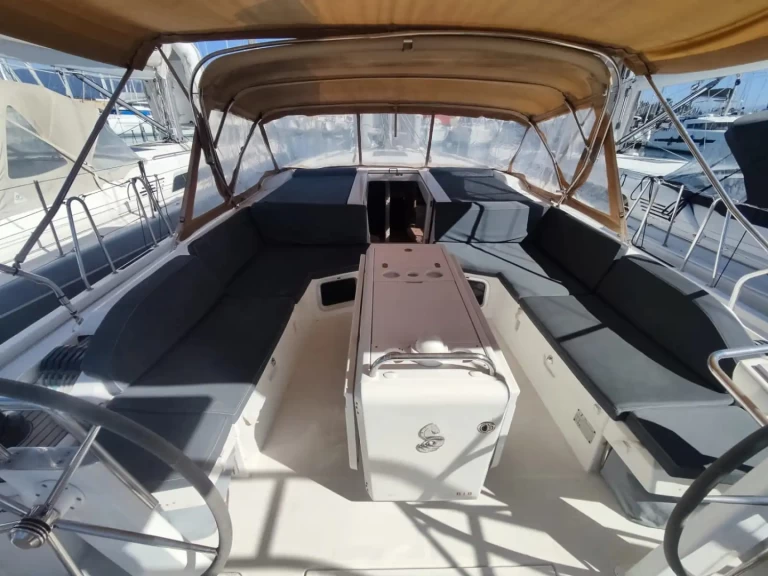 Wynajem Żaglowiec Bénéteau z patentem 