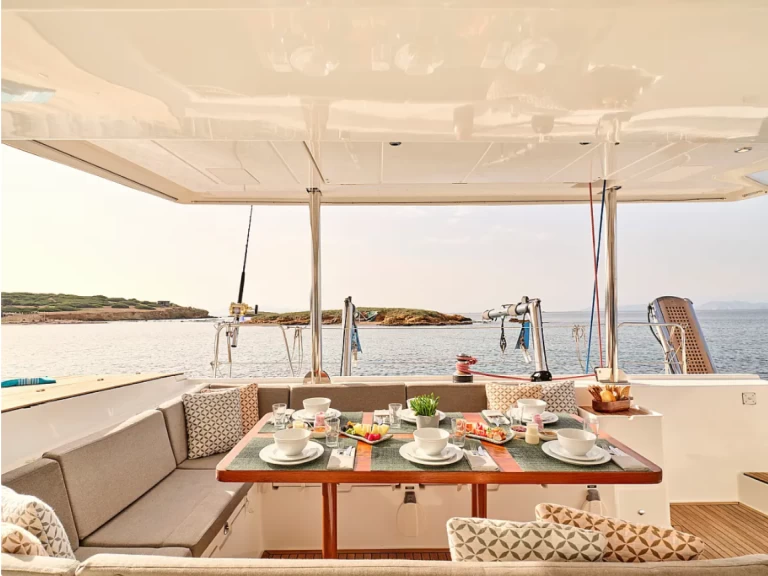 Wynajmij Katamaran z lub bez skippera Lagoon w Alimos