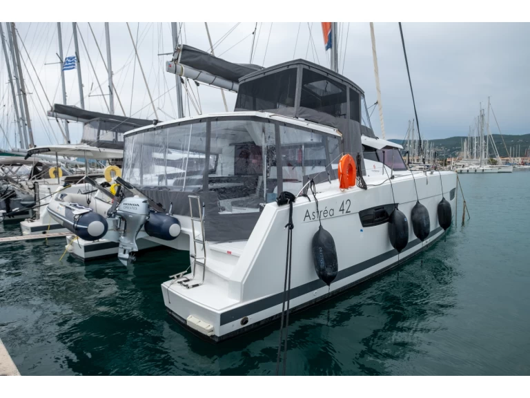 Wynajem Katamaran Fountaine Pajot z patentem 