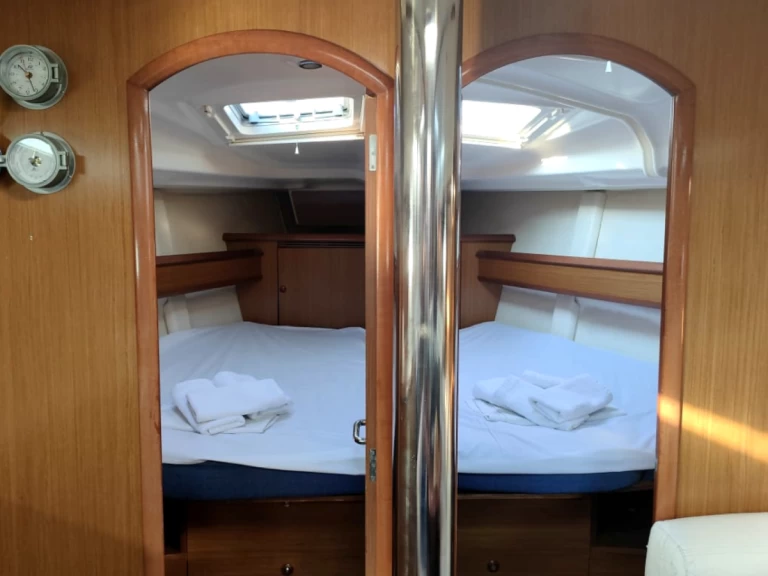 Wynajem Żaglowiec Jeanneau z patentem 