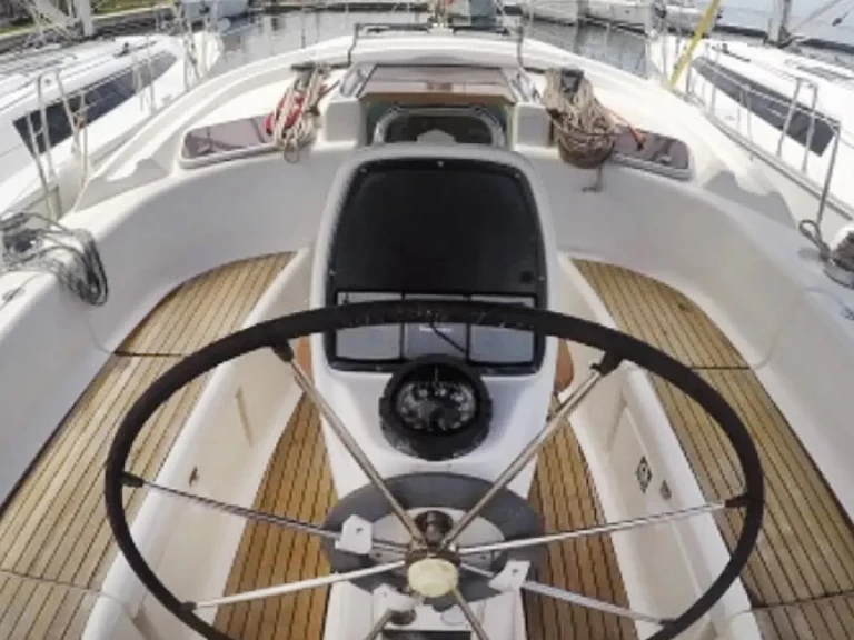 Żaglowiec do wynajmu w Nikiána w najlepszej cenie