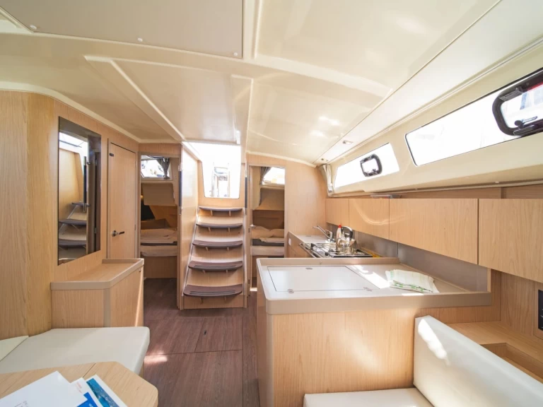 Wynajmij Bénéteau Oceanis 41.1 w Nikiána