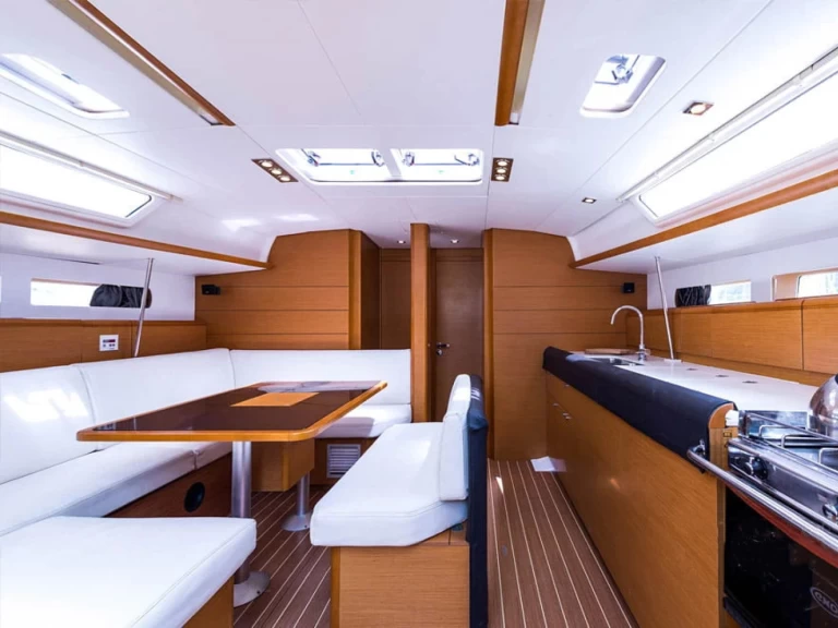 Wynajmij Żaglowiec z lub bez skippera Jeanneau w Nikiána