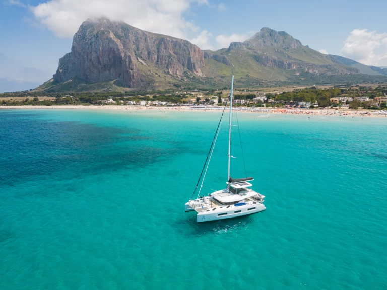 Wynajmij Katamaran z lub bez skippera Lagoon w Castellammare di Stabia