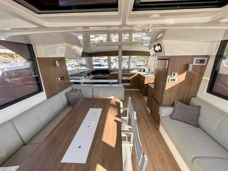 Katamaran do wynajmu w Kastel Gomilica w najlepszej cenie