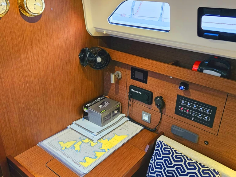 Wynajem Żaglowiec Bénéteau z patentem 