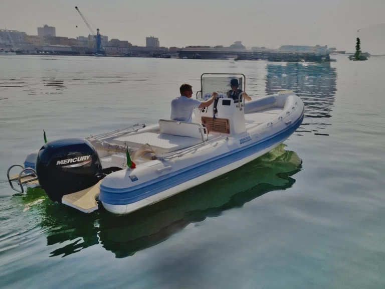 Joker Boat Coaster 650 między profesjonalistami a osobami prywatnymi w Torre Annunziata