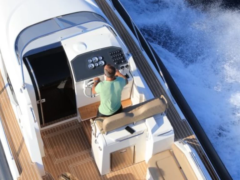 Wynajem Łódż półsztywna Nuova Jolly z patentem 