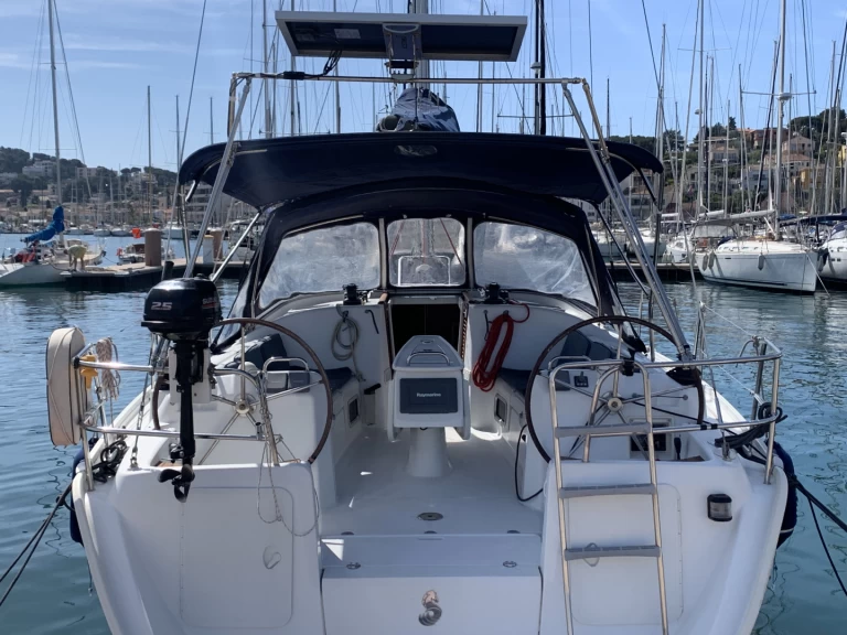 Wynajem Żaglowiec Bénéteau z patentem 