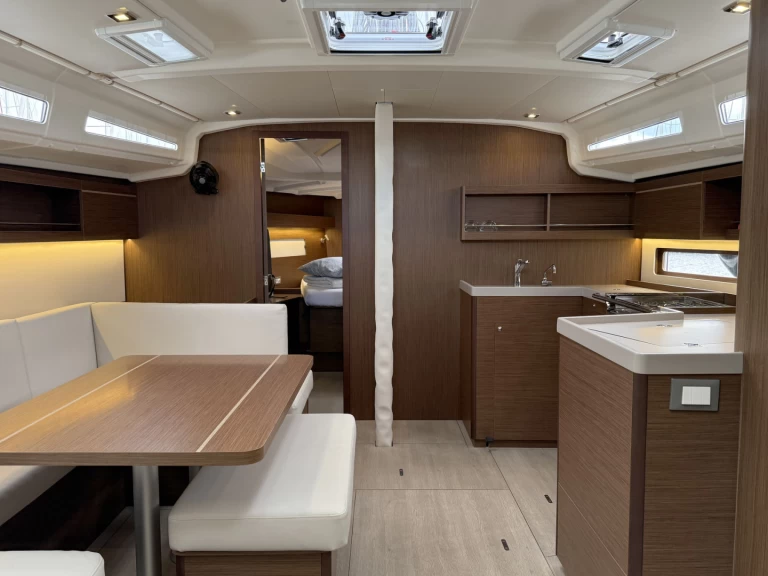 Wynajem Żaglowiec Bénéteau z patentem 