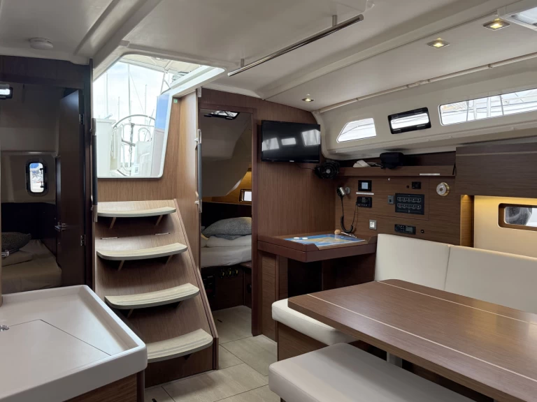 Bénéteau Oceanis 40.1 między profesjonalistami a osobami prywatnymi w Biograd na Moru