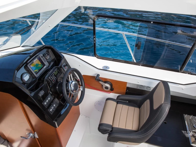 Wynajem Motorówka Jeanneau z patentem 