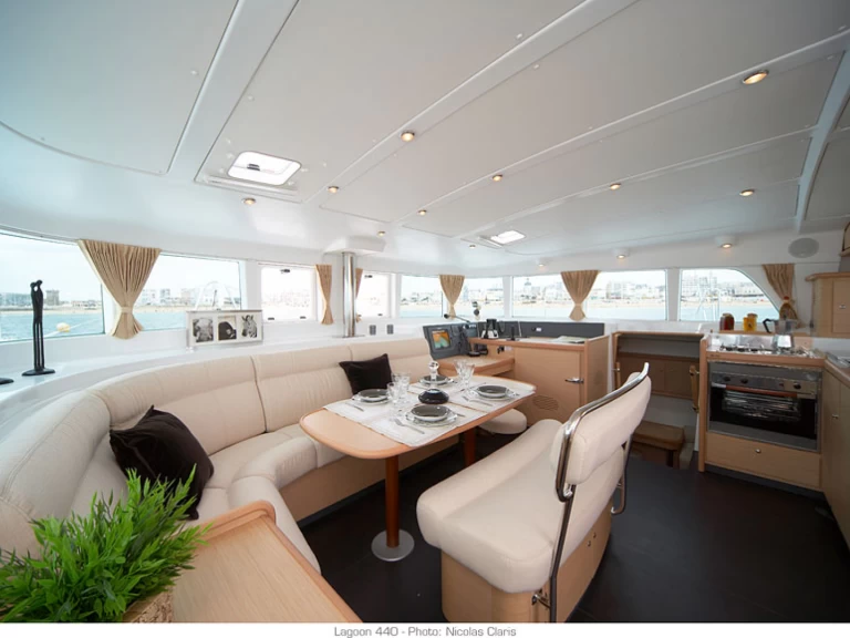 Lagoon Lagoon 440 między profesjonalistami a osobami prywatnymi w Preveza