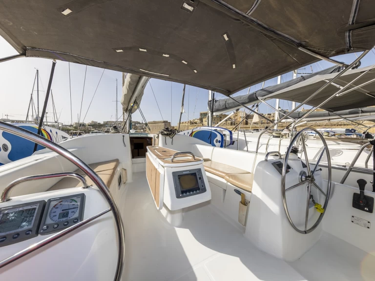 Wynajem Żaglowiec Bénéteau z patentem 