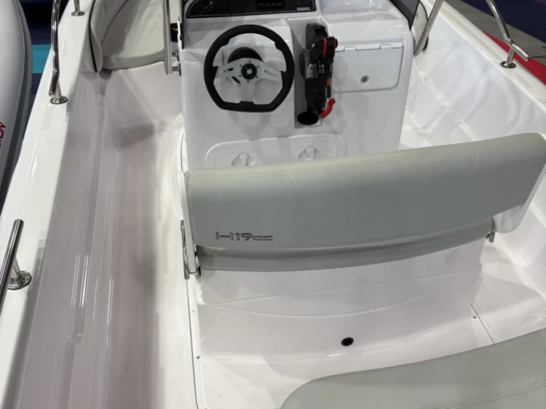 4XC H19CC między profesjonalistami a osobami prywatnymi w Saint-Florent