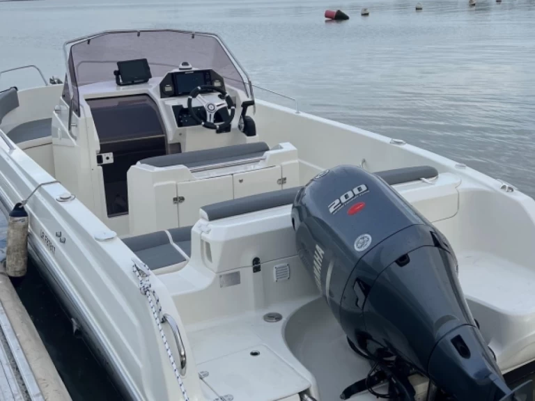 Wynajem Motorówka Pacific Craft z patentem 