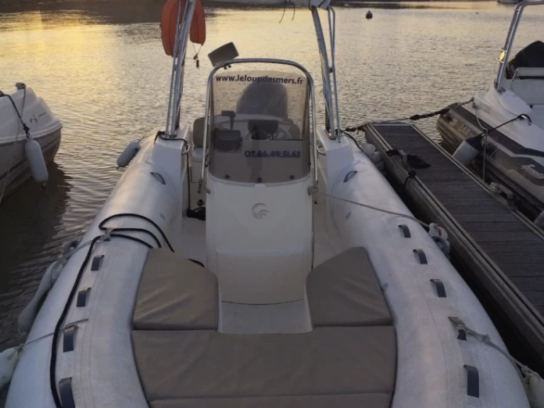 Łódż półsztywna do wynajmu w Châtelaillon-Plage w najlepszej cenie