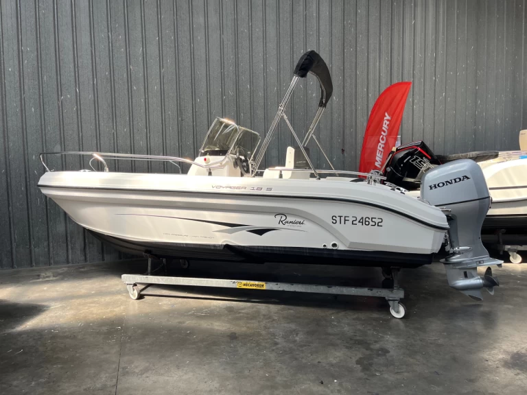 Ranieri Voyager 18 S między profesjonalistami a osobami prywatnymi w Gruissan