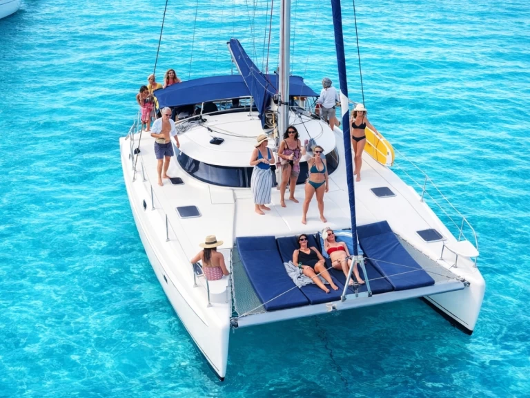 Fountaine Pajot Athena 38 między profesjonalistami a osobami prywatnymi w Porroig