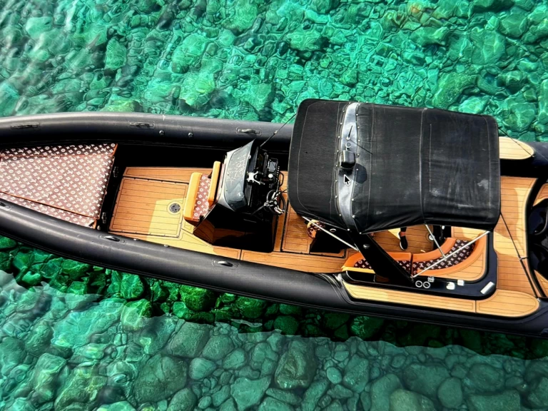 Łódż półsztywna do wynajmu w Parikia w najlepszej cenie