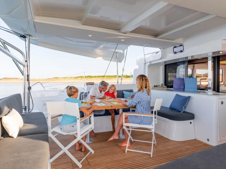 Wynajmij Katamaran z lub bez skippera Lagoon w Playa Sardinera