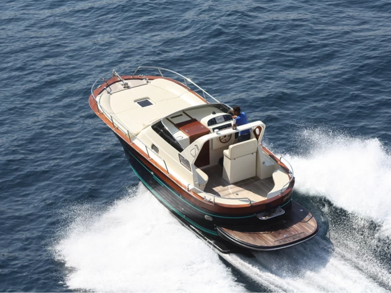 Jeranto Gozzo 30C między profesjonalistami a osobami prywatnymi w Positano