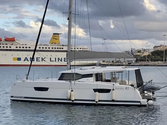 Fountaine Pajot Astrea 42 między profesjonalistami a osobami prywatnymi w Heraklion Port