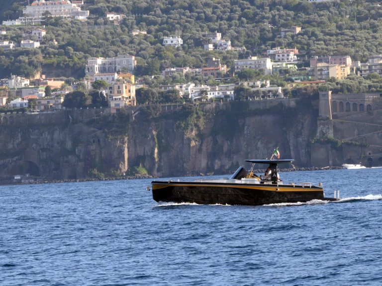 Allure 38 między profesjonalistami a osobami prywatnymi w Sorrento