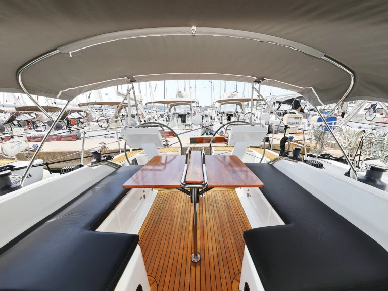 Wynajem łodzi Biograd na Moru tanio Hanse 455