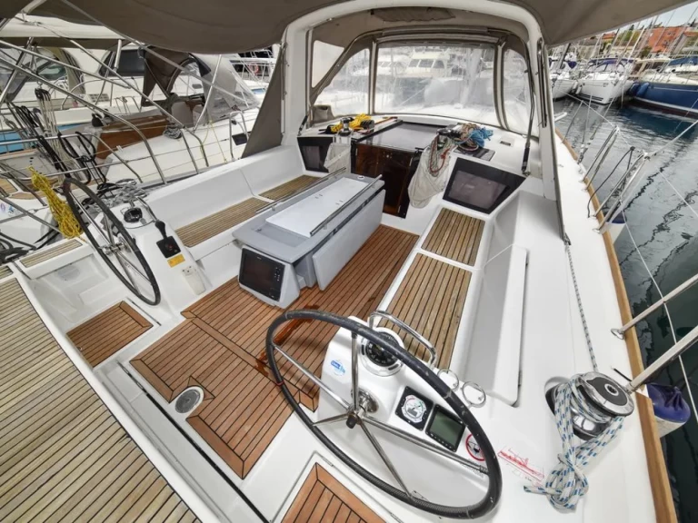 Wynajem Żaglowiec Bénéteau z patentem 