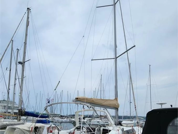 Wynajmij Bénéteau Oceanis 41.1 w Pula