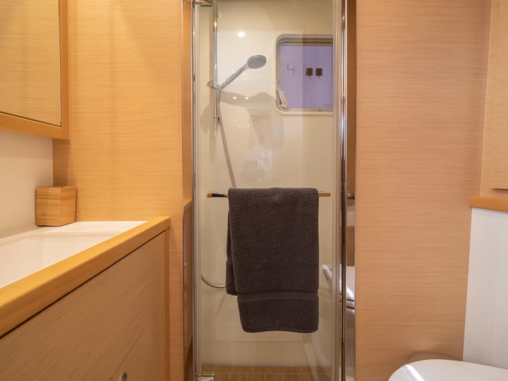 Lagoon Lagoon 560 między profesjonalistami a osobami prywatnymi w Nea Peramos