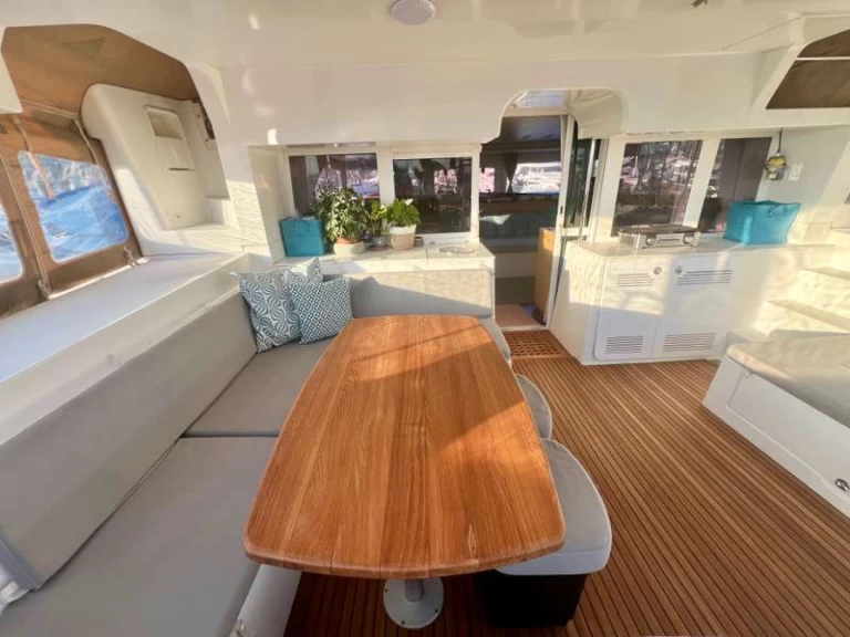 Wynajem Katamaran Lagoon z patentem 