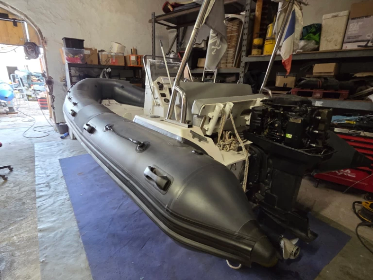 Wynajem Łódż półsztywna Sacs z patentem 