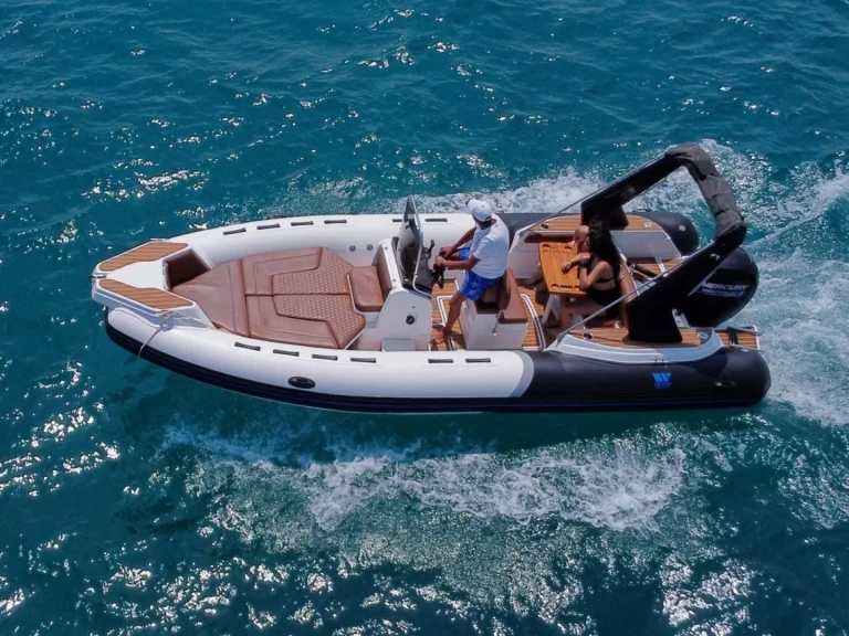 Łódż półsztywna do wynajmu w Bormes-les-Mimosas w najlepszej cenie