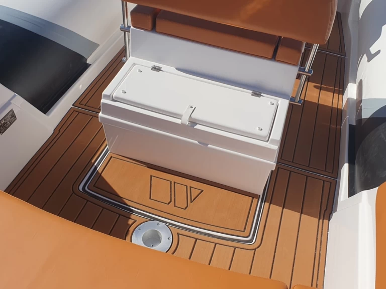 Tiger Tiger TL 650 między profesjonalistami a osobami prywatnymi w Bormes-les-Mimosas