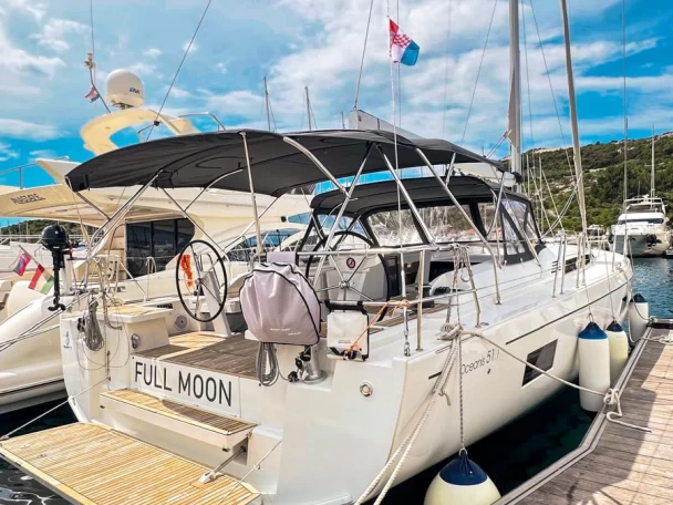 Wynajem Żaglowiec Bénéteau z patentem 