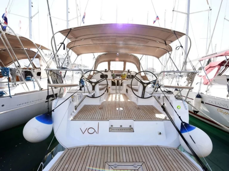 Żaglowiec do wynajmu w Sutomišćica w najlepszej cenie