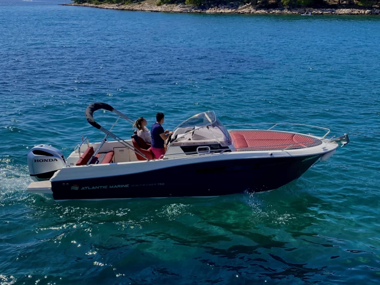 Atlantic 730 Sun Cruiser między profesjonalistami a osobami prywatnymi w Tribunj