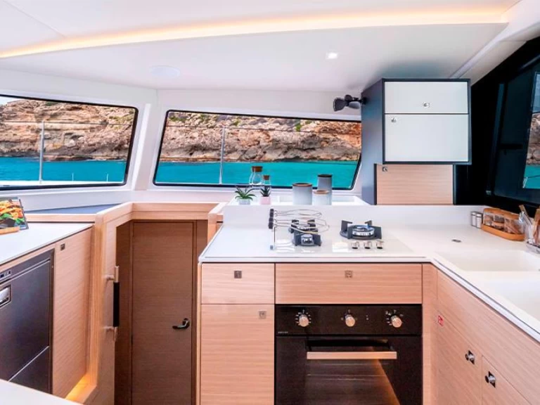 Nautitech Nautitech 44 Open między profesjonalistami a osobami prywatnymi w Lavrio