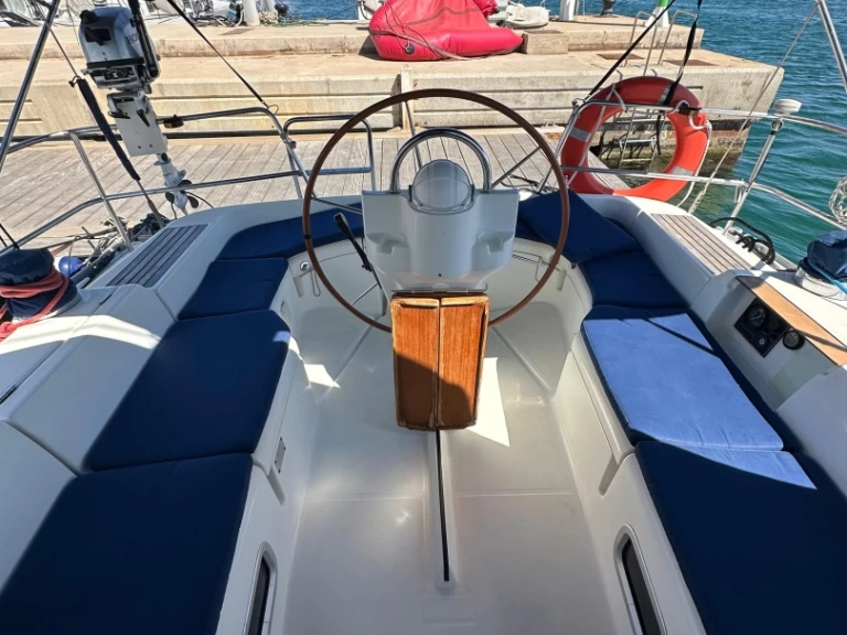 Wynajem Żaglowiec Bénéteau z patentem 