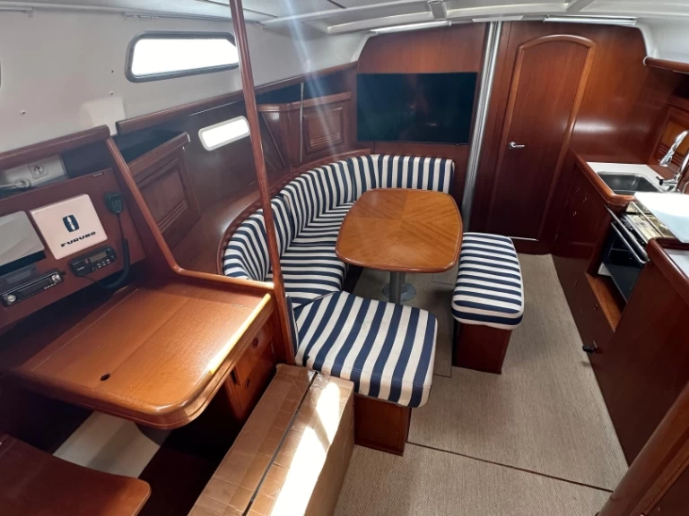 Żaglowiec do wynajmu w La Marina de Valencia w najlepszej cenie