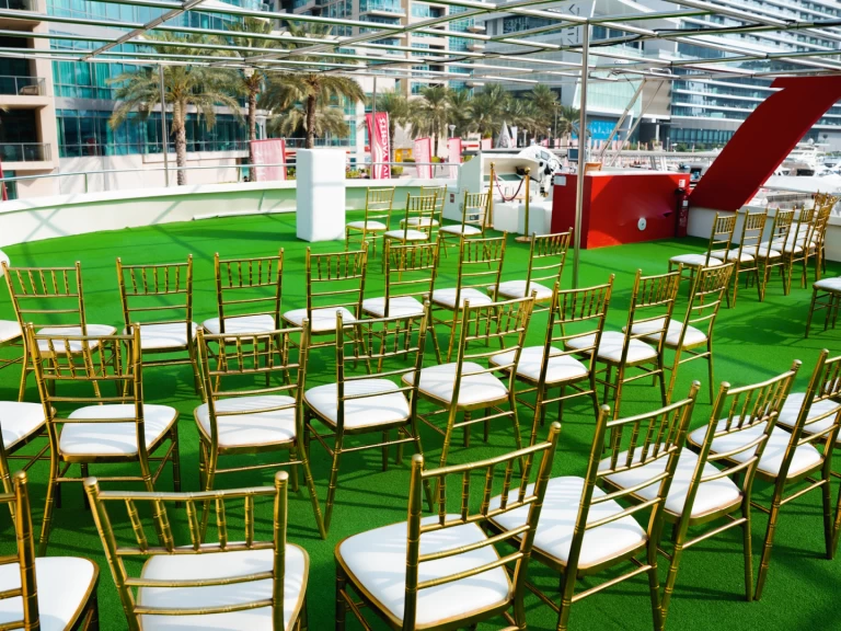 Wynajmij Luksusowy jacht z lub bez skippera Sunseeker w Dubaï harbour