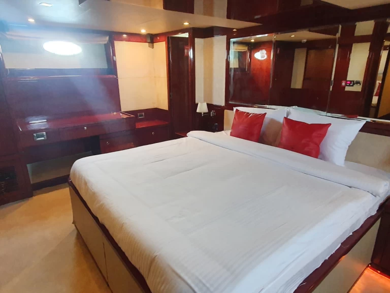 Sunseeker Aura między profesjonalistami a osobami prywatnymi w Dubaï harbour