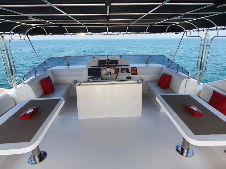 Wynajem łodzi Dubaï harbour tanio Aura